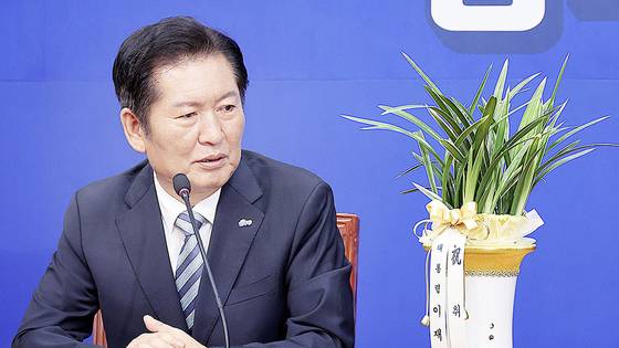 우상호 대통령실 정무수석이 4일 국회에서 정청래 신임 더불어민주당 대표를 예방하고 이재명 대통령의 축하난을 전달했다. 김성룡 기자