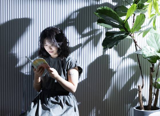 김서해 작가가 좋아하는 책은 서양 고전 속 여성인물들을 다루는 작품이다. 마거릿 애트우드의『페넬로피아드』는 재독을 여러차례 할 정도로 사랑하는 소설이다. 그는 "작가가 등장인물의 유능한 변호사로 느껴질 만큼, 주인공 입장에 흠뻑 젖어 쓴 글이 좋다"고 한다. 권혁재 기자