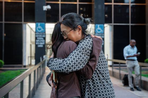 미국 이민당국에 체포돼 구금됐던 고연수씨가 4일(현지시간) 보석으로 풀려나며 뉴욕 맨해튼 이민세관단속국(ICE) 청사 앞에서 어머니 김기리 성공회 신부와 부둥켜앉고 있다. AP=연합뉴스