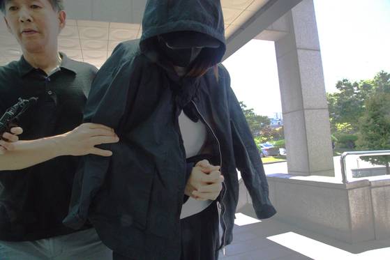 지난달 23일 경북 안동 시험지 유출 사건 피의자인 학부모 A씨가 대구지방검찰청 안동지청에 송치되고 있다. 뉴스1