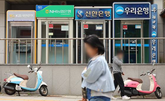 주요 시중은행들의 예대금리차(대출-예금 금리)가 역대급으로 커지고 있다. 연합뉴스