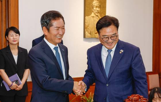 정청래 더불어민주당 대표가 5일 서울 여의도 국회에서 우원식 국회의장을 예방하고 있다. 뉴스1