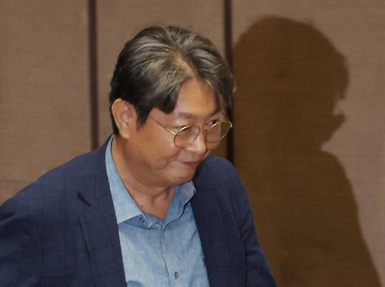 차명 주식거래 의혹을 받는 이춘석 더불어민주당 의원이 5일 국회 본회의에서 방송법 일부개정법률안 관련 필리버스터 종결 동의를 표결하는 투표를 하고 있다. 연합뉴스