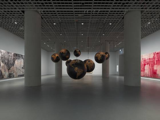 마크 브래드포드, 그는 잿더미의 왕이 되기 위해서라도 나라가 타오르는 것을 볼 것이다, 2019, 혼합 재료, Courtesy of the artist and Hauser & Wirth. 각기 다른 지구의 크기는 우리가 같은 행성에 살아도 결코 같은 세계를 공유하고 있지 않음을 드러낸다. 사진 아모레퍼시픽미술관
