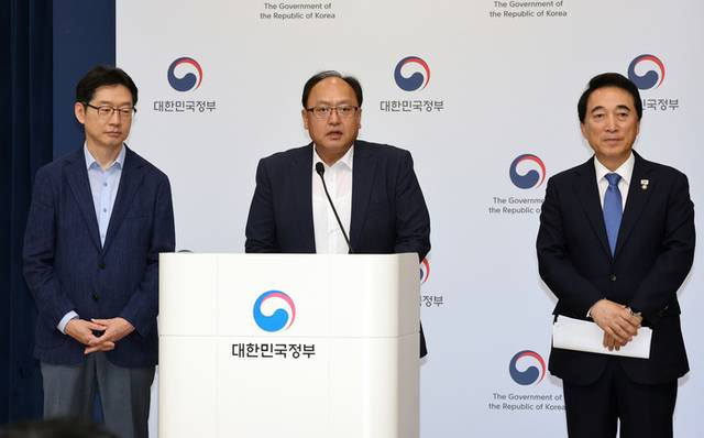 ▲ 조상호 국정기획위원이 5일 정부세종청사 민원동 공용브리핑실에서 열린 국정기획위원회 박수현 국가균형성장특별위원회 위원장의 기자회견에 배석해 기자들 질문에 답하고 있다. 왼쪽은 김경수 지방시대위원장, 오른쪽은 박수현 위원장. 연합뉴스