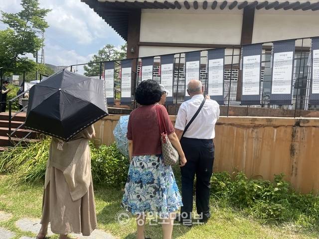 ▲ 춘천문인협회는 5일 김유정문학촌에서 김유정 기념문집 출판기념회와 시화전을 열었다.