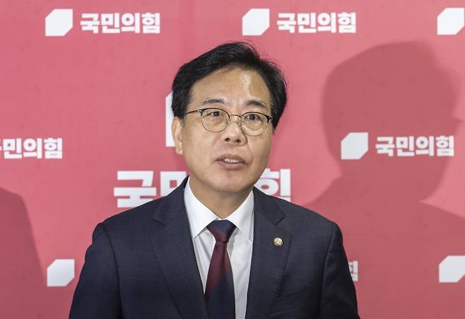 ▲ 국민의힘 송언석 비상대책위원장 겸 원내대표가 5일 국회에서 이춘석 국회 법제사법위원장이 차명으로 주식에 투자했다는 의혹과 관련한 입장을 밝히고 있다. [연합뉴스]
