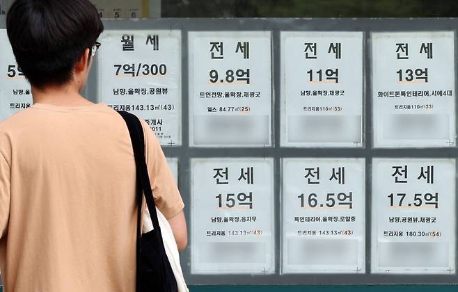 서울 시내 한 공인중개사사무소에 아파트 전세 매물 시세가 게시돼 있다. 사진=뉴스1