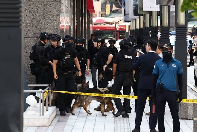 서울 신세계백화점 본점에서 한 인터넷 커뮤니티에 해당 백화점 내부에 폭발물을 설치했다는 협박글이 올라와 경찰특공대 등이 현장에 출동해 조사 중에 있다. 사진=뉴스1