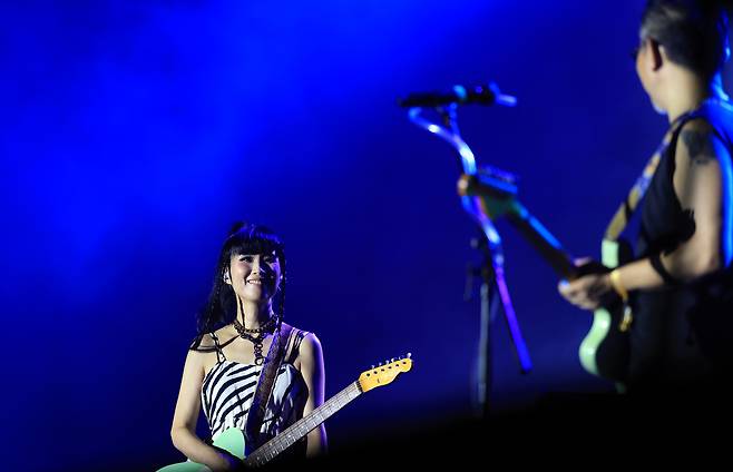 ‘펜타포트 락 페스티벌 2025’ 무대에 오른 3호선 버터플라이 보컬 남상아가 공연 도중 기타리스트 성기완을 바라보며 웃고 있다. 서성일 선임기자