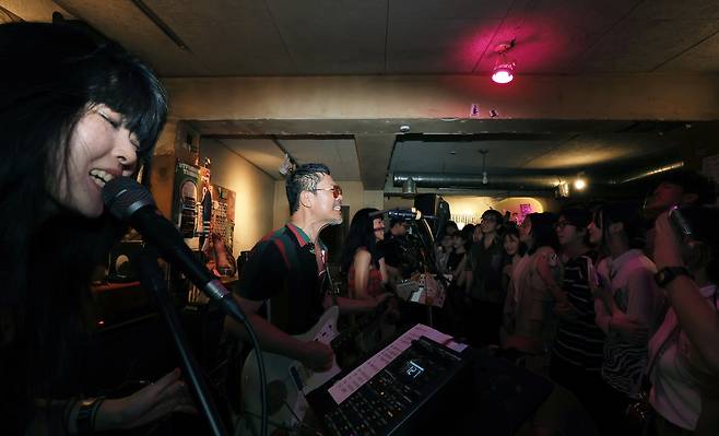밴드 ‘3호선 버터플라이’가 지난달 26일 서울 서교동 스트레인지프룻에서 공연을 하고 있다. 이 공연은 펜타포트를 앞두고 열린 실질적인 컴백 무대였다. 서성일 선임기자