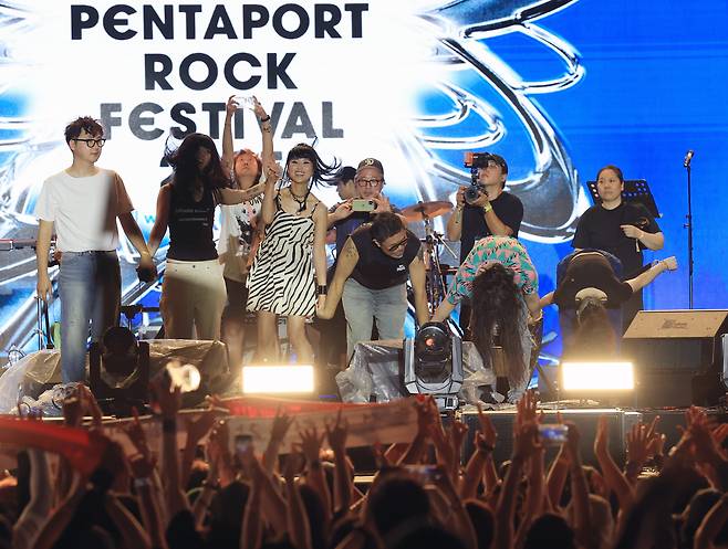 펜타포트 무대가 끝난 후 3호선 버터플라이 멤버들이 손을 잡고 관객들에게 인사하고 있다. 서성일 선임기자