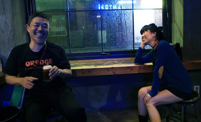 3호선 버터플라이 보컬 남상아(오른쪽)와 기타리스트 성기완이 지난달 19일 서울 연남동의 한 주점에서 대화를 나누다 환히 웃고 있다. 서성일 선임기자