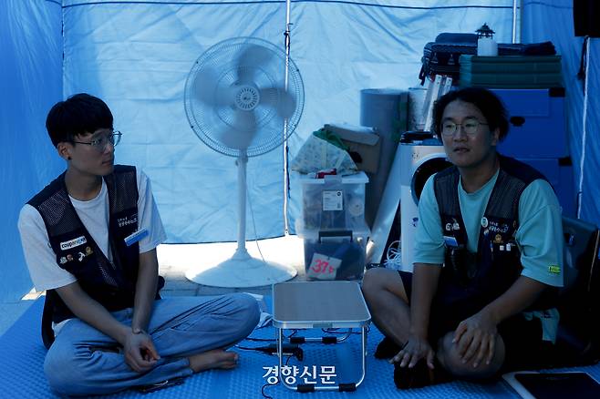 정동헌 공공운수노조 전국물류센터지부 쿠팡물류센터지회장(왼쪽)과 정성용 공공운수노조 전국물류센터지부장이 4일 서울 송파구 쿠팡 본사 앞 농성장에서 물류 센터 내 폭염 대책 마련 촉구 등과 관련해 경향신문과 인터뷰를 하고 있다. 문재원 기자