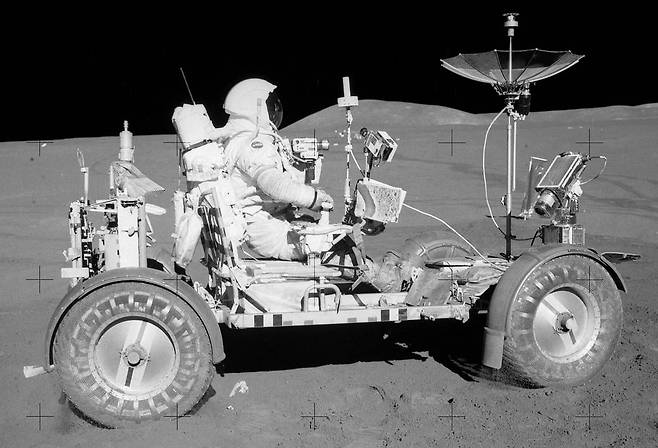 1971년 아폴로 15호 선장 데이비드 스콧이 월면차에 탑승한 채 달 표면을 달리고 있다. NASA 제공