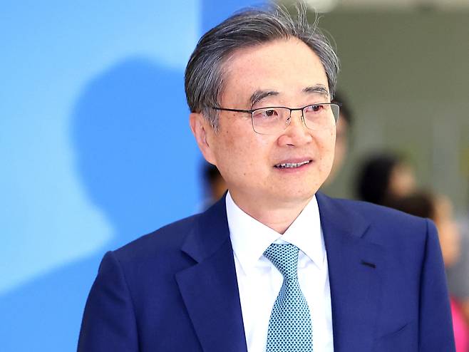 조현 외교부 장관이 지난 3일 일본과 미국 방문을 마치고 인천국제공항 제2여객터미널을 통해 귀국하고 있다. 연합뉴스