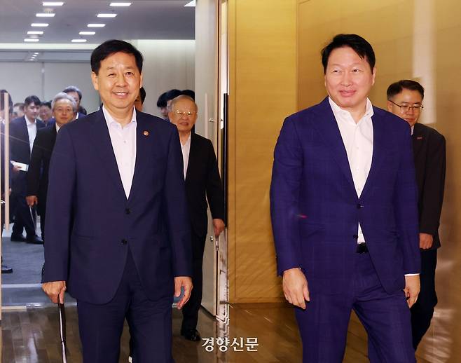 경제부총리 및 경제6단체장이 참석하는 성장전략TF1차회의가 5일 서울 중구 대한상의 챔버라운지에서 개최된 가운데 구윤철 경제부총리와 최태원 대한상의회장이 들어오고 있다. 2025.08.05 한수빈 기자