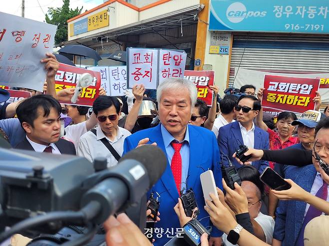 ‘서부지법 난입·폭력 사태’를 교사한 혐의를 받는 전광훈 사랑제일교회 목사가 5일 압수수색이 진행 중인 서울 성북구 사랑제일교회 앞에서 기자들과 만나 질문에 답하고 있다. 백민정 기자
