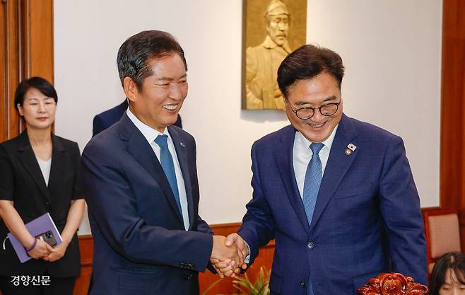 우원식 의장과는 ‘파안대소’ 정청래 더불어민주당 신임 대표가 5일 국회에서 우원식 국회의장을 예방해 악수하고 있다. 박민규 선임기자 parkyu@kyunghyang.com