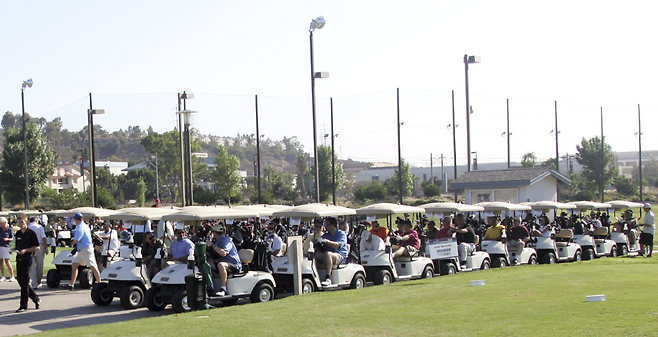 골퍼들이 카트를 타고 티오프 시간을 기다리고 있다. 게티이미지