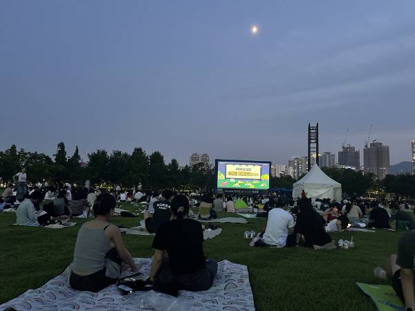 부산 부산진구 부산시민공원에서 ‘잔디밭 영화제’가 열리고 있다. 시민이 돗자리에 삼삼오오 앉아 영화를 감상하고 있다.