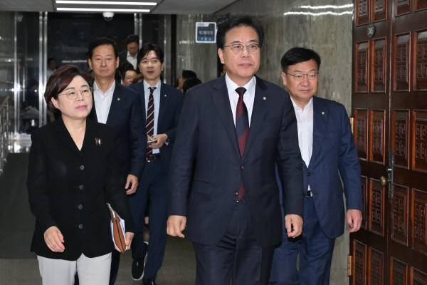 국민의힘 송언석 비상대책위원장 겸 원내대표가 4일 국회에서 열린 원내대책회의에 참석하고 있다. 김정록 기자