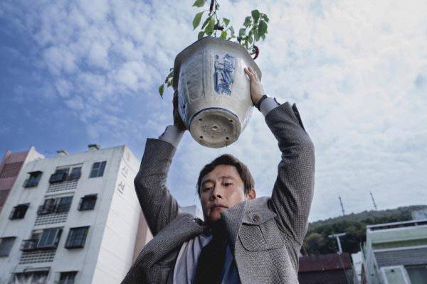 박찬욱 감독의 신작 ‘어쩔 수가 없다’의 한 장면. 부산국제영화제 제공
