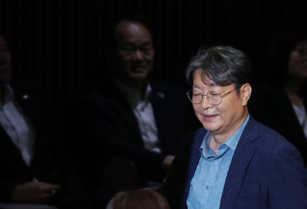 본회의장 나서는 이춘석 의원. 연합뉴스