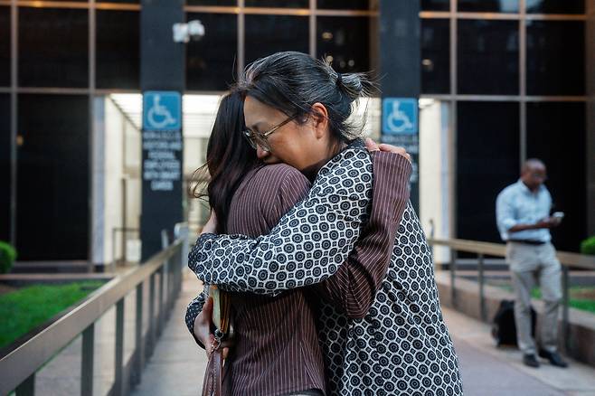 Go Yeon-soo, left, a Purdue student who was detained by immigration authorities in Manhattan last week, embraces her mother after being released from immigration custody, Monday, Aug. 4, 2025, in New York. [AP/YONHAP]