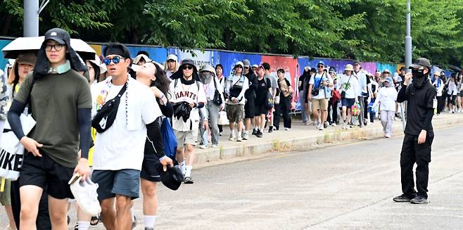 1~3일 인천 송도동 송도달빛축제공원에서 열린 2025 인천 펜타포트 록 페스티벌에 입장하기 위해 관람객들이 줄을 서고 있다. 인천 펜타포트 록 페스티벌 제공