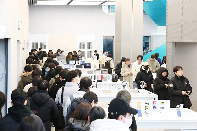 지난 2월 4일 삼성 강남에서 '갤럭시 S25 시리즈' 사전 개통을 위해 방문한 고객들. 삼성전자 제공