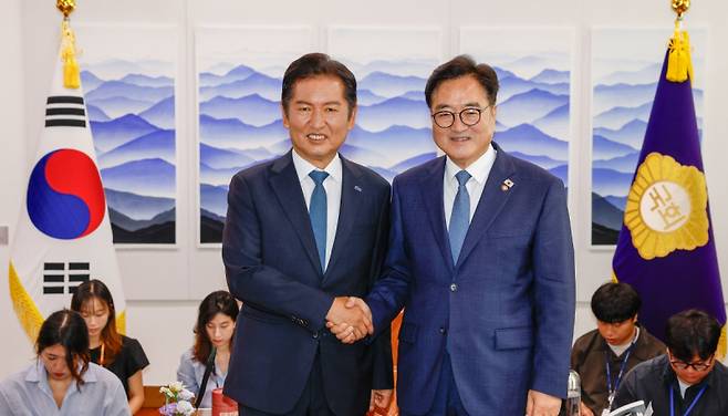 정청래 더불어민주당&nbsp;대표가 5일 국회에서 우원식 국회의장을 예방해 악수하고 있다. 연합뉴스