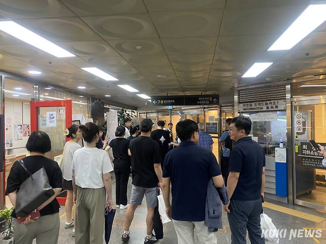 5일 인근 상인들과 관광객들이 통제된 지하상가 출입구 앞에 모여 있다. 심하연 기자
