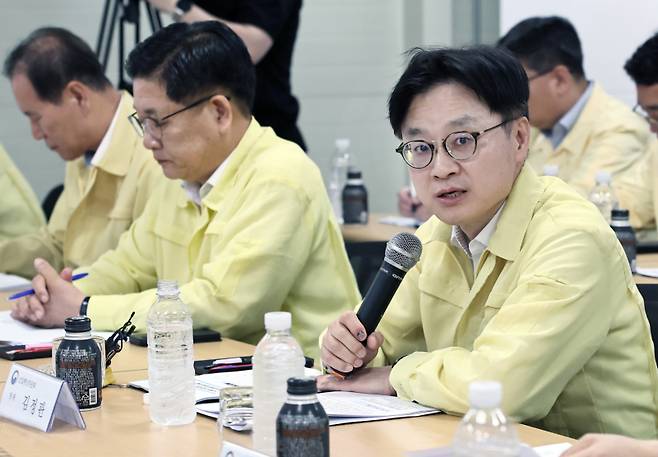 김정관 산업통상자원부 장관이 5일 15시, 경기도 가평군 소재 신가평변환소를 방문해 김동철 한국전력공사 사장, 김동섭 한국석유공사 사장, 최연혜 한국가스공사 사장, 황주호 한국수력원자력 사장을 비롯한 발전5개사(한국중부발전, 한국서부발전, 한국남부발전, 한국동서발전, 한국남동발전) 사장단이 참석한 가운데 에너지공기업 간담회를 열고, 중대재해 예방을 위한 철저한 안전관리를 당부했다. 산업통상자원부 제공&nbsp;