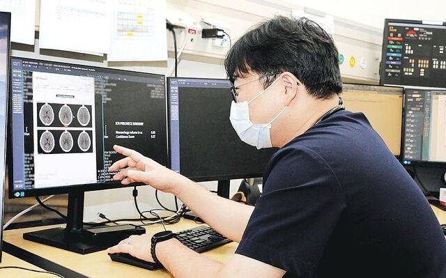 인제대 일산백병원 응급의료센터에서 응급의학 전문의가 AI 뇌출혈 조기 진단 시스템을 사용하고 있는 장면. 뇌 CT 영상 자동 분석을 통해 뇌출혈 여부를 확인한다.