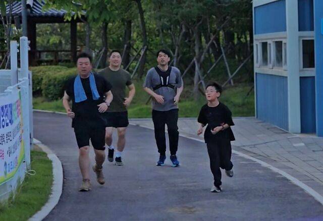 라이프처치 교인들이 지난달 29일 경기도 파주 심학산공원에서 슬로 러닝을 하고 있다. 라이프처치 제공