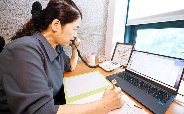 안 사모가 1㎡ 남짓한 전화 부스 안에서 상담전화를 받고 있는 모습. 신석현 포토그래퍼