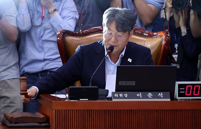 이춘석 국회 법제사법위원회 위원장이 1일 서울 여의도 국회에서 열린 전체회의에서 의사봉을 두드리고 있다. 뉴시스