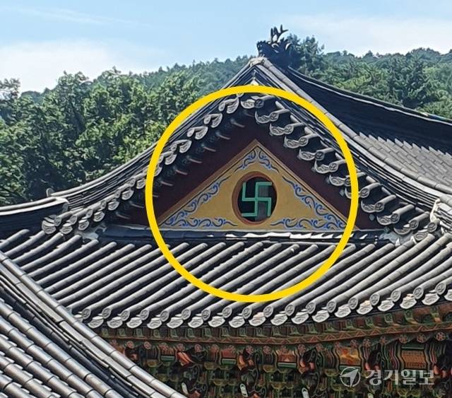 경기북부 B사찰 큰법당 외벽에 우만자(卐) 문양이 단청 돼 있다. 해당 문양은 나치 상징으로 오해 받을 수 있어 논란이 제기되고 있다. 손지영기자