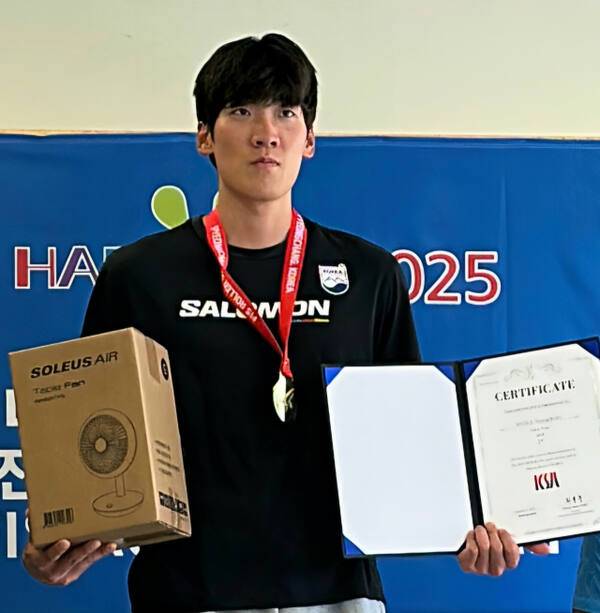 변지영(경기도청)이 5일 국제스키연맹(FIS) 롤러스키 아시안컵 남자 15㎞ 프리 종목에서 우승을 차지한 뒤 기념 촬영을 하고 있다. 경기도청 제공