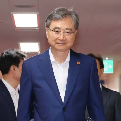 조현 외교부 장관이 5일 서울 종로구 정부서울청사에서 열린 국무회의에 참석하고 있다. 연합뉴스