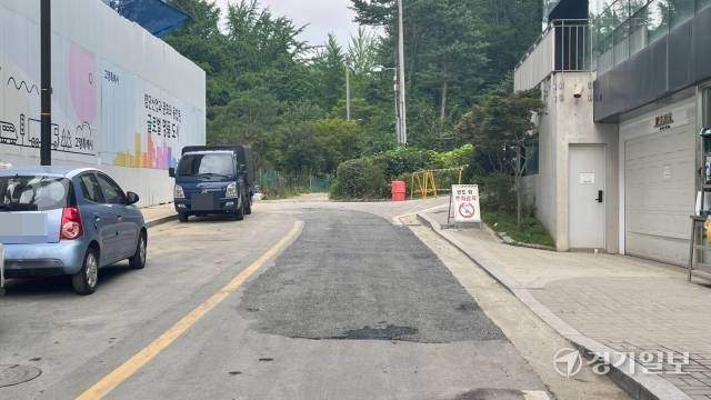 고양 삼송 IT플랫폼센터에 전력을 공급하는 154kV 초고압선을 매설하는 추가 공사가 지난 7월13일 끝나 아스팔트가 새로 깔려 있다. 왼쪽이 고양 삼송 IT플랫폼센터 부지. 신진욱기자