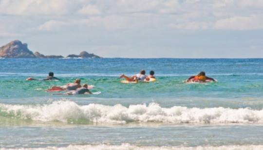 패들링하는 서퍼 모습