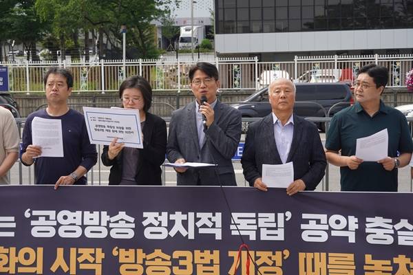 ▲전국 92개 언론·시민·문화·노동단체로 이뤄진 언론장악저지공동행동이 지난 6월19일 서울 용산구 대통령실 앞에서 방송3법 개정의 신속한 이행을 촉구했다. 사진=언론장악저지공동행동 제공.