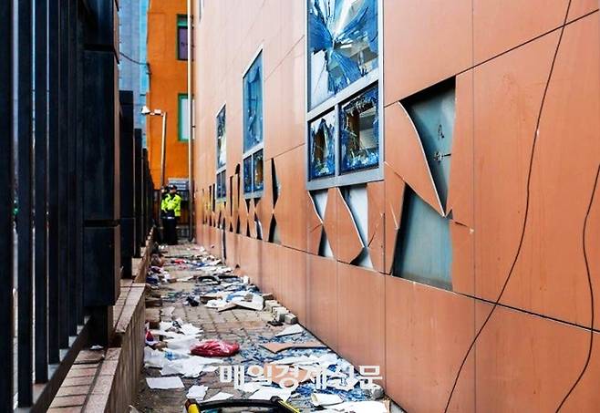 지난 1월 서울서부지법에서 난동이 벌어진 뒤 법원이 어지럽혀진 모습.