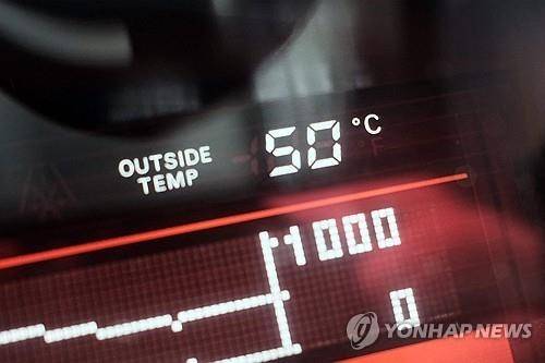 외부 기온 50도를 가리키는 UAE 두바이의 한 자동차 대시보드 [AFP=연합뉴스]