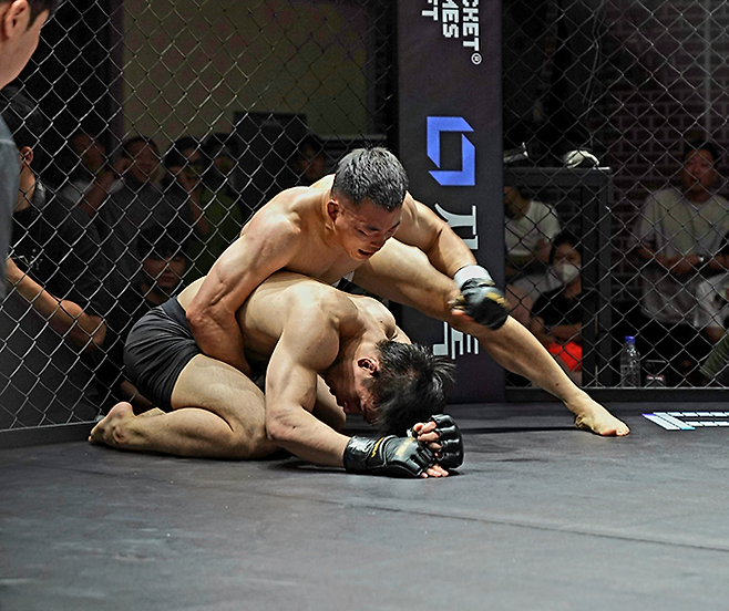 대한민국 UFC 7호 파이터 남의철이 2025년 8월 경기도 오산시 블랙컴뱃 라이즈 7 메인이벤트 페더급 한일전에서 ‘아이언 힙’ 미야히라 슈타로를 ‘코리안 불도저’ 특유의 그라운드 앤드 파운드로 공격하고 있다. 사진=이데아 파라곤 제공