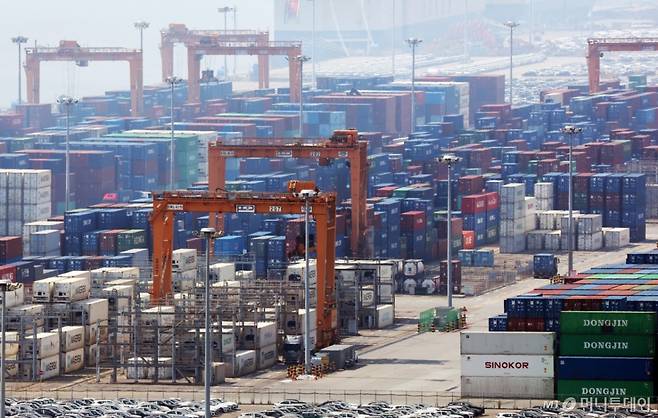 도널드 트럼프 미국 대통령이 한국 등 수십 개 국가들을 상대로 적용할 상호관세율을 수정한 행정명령에 서명했다고 백악관이 밝혔다. 변경된 상호관세율은 8월 7일 발효된다.  한국의 주력 수출품인 자동차 관세율은 15%로, 철강·알루미늄·구리는 기존 관세율(50%)를 유지하기로 했다.  사진은 1일 경기 평택시 포승읍 평택항에 수출용 컨테이너가 쌓여있는 모습. /사진=뉴스1