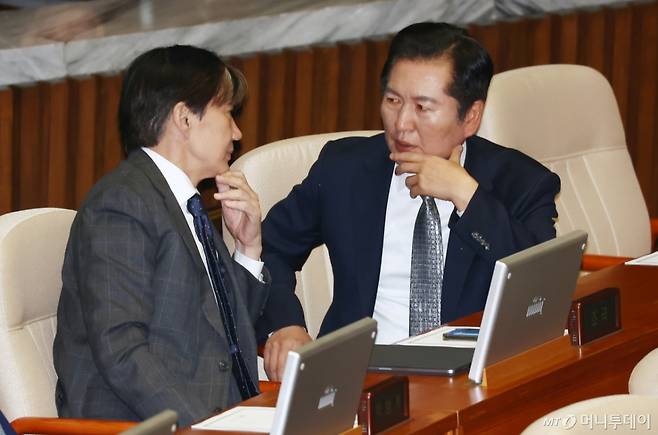 (서울=뉴스1) 김민지 기자 = 조국 조국혁신당 대표와 정청래 법사위원장이 14일 오후 서울 여의도 국회에서 열린 제418회국회(정기회) 제12차 본회의에서 대화하고 있다. 2024.11.14/뉴스1  Copyright (C) 뉴스1. All rights reserved. 무단 전재 및 재배포,  AI학습 이용 금지. /사진=(서울=뉴스1) 김민지 기자