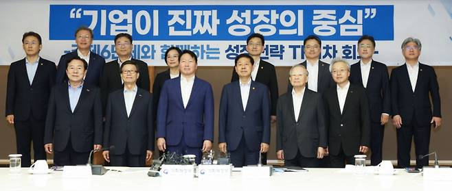 구윤철 부총리 겸 기획재정부 장관과 최태원 대한상공회의소 회장이 5일 오후 서울 중구 대한상공회의소에서 열린 '성장전략 TF 1차회의'에서 참석자들과 기념촬영을 하고 있다./사진제공=뉴스1(사진공동취재단) /사진=(서울=뉴스1) 황기선 기자